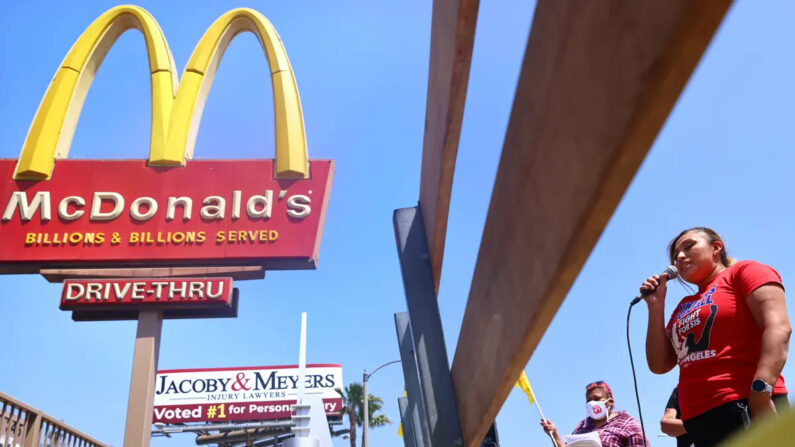 Un empleada de McDonald's habla en una manifestación de trabajadores de restaurantes de comida rápida y simpatizantes para la aprobación de un proyecto de ley de salud y seguridad para los trabajadores de comida rápida, en el vecindario de Boyle Heights, en Los Ángeles, el 16 de abril de 2021. (Mario Tama/Getty Images)

