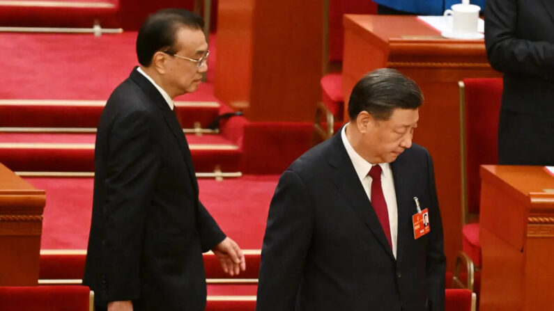 El líder chino Xi Jinping (d) y el ex primer ministro Li Keqiang llegan a la sesión de clausura de la Asamblea Popular Nacional (APN) en el Gran Salón del Pueblo en Pekín el 13 de marzo de 2023. (Noel Celis/POOL/ AFP vía Getty Images)