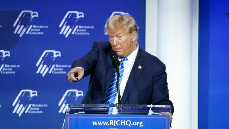 El candidato presidencial republicano y expresidente de Estados Unidos, Donald J. Trump, habla durante la Coalición Judía Republicana en Las Vegas, Nevada, el 28 de octubre de 2023. (Madalina Vasiliu/The Epoch Times)
