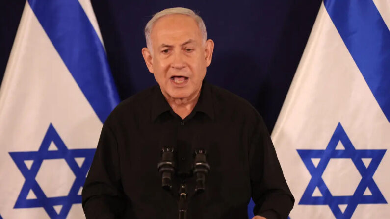 El primer ministro israelí, Benjamin Netanyahu, habla durante una rueda de prensa en la base militar de Kirya, en Tel Aviv, Israel, el 28 de octubre de 2023. (Abir Sultan/POOL/AFP vía Getty Images)