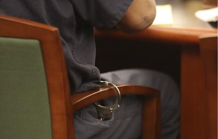 Fotografía de archivo de un hombre detenido y esposado. (EFE / Jeff Scheid)