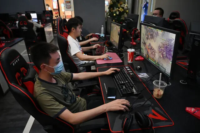Un grupo de personas juega en un cibercafé de Beijing el 10 de septiembre de 2021. (Greg Baker/AFP vía Getty Images)