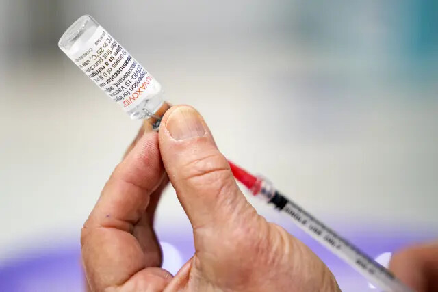 Un trabajador sanitario prepara una dosis de la vacuna COVID-19 de Novavax en Utrecht, Países Bajos, el 15 de marzo de 2022. (Jeroen Jumelet/ANP/AFP vía Getty Images)