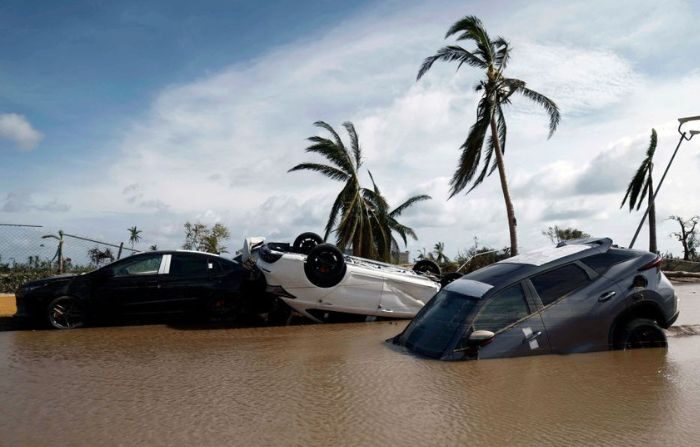 Foto de archivo. Los automóviles quedaron parcialmente bajo el agua después del huracán Otis en la "Zona Diamante" en Acapulco, el 27 de octubre de 2023. (RODRIGO OROPEZA/AFP / Getty Images)