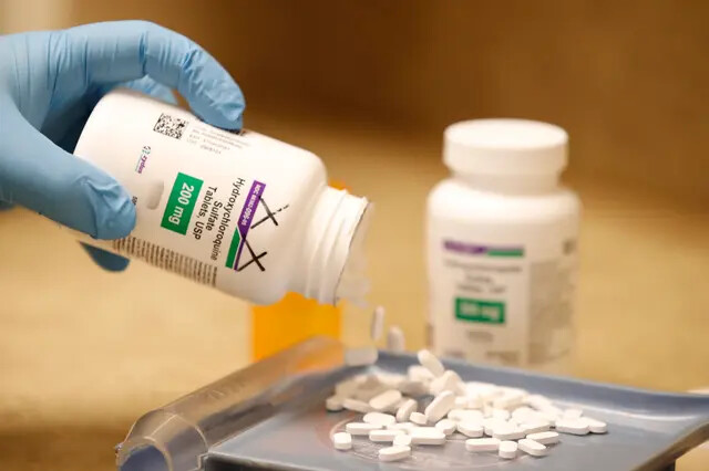 Un técnico de farmacia sirve pastillas de hidroxicloroquina en la farmacia Rock Canyon, en Provo, Utah, en una fotografía de archivo. (George Frey/AFP vía Getty Images)
