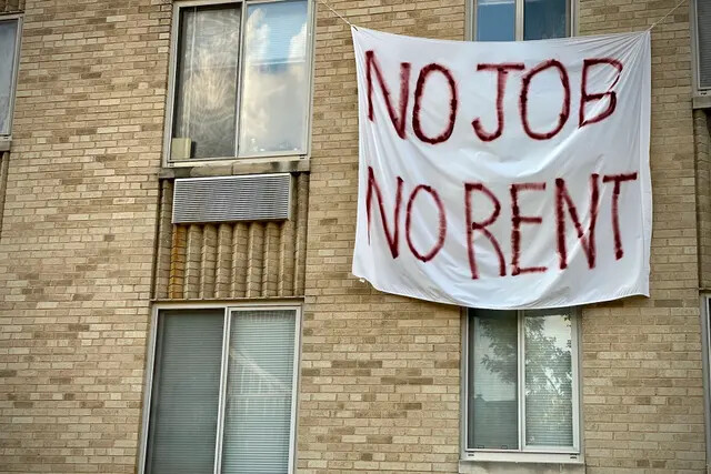 Una pancarta contra el desalojo de inquilinos que dice "sin trabajo, no hay alquiler" se muestra en un edificio de alquiler controlado en Washington, D.C., el 9 de agosto de 2020. (Eric Baradat/AFP vía Getty Images)
