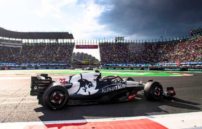 Yuki Tsunoda de Japón durante la práctica previa al Gran Premio de F1 de México en el Autódromo Hermanos Rodríguez el 27 de octubre de 2023 en la Ciudad de México, México. (Carezzevoli/Getty Images)