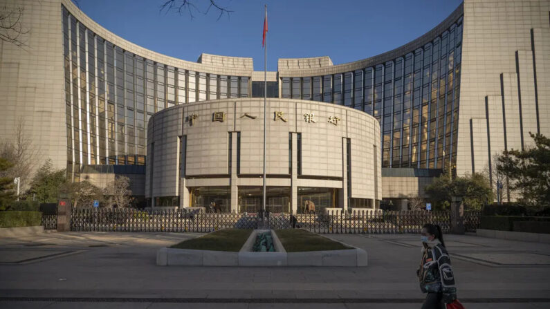 Sede del Banco Popular de China (PBOC), el banco central, en Pekín, China, el 13 de diciembre de 2021. (Andrea Verdelli/Bloomberg vía Getty Images)