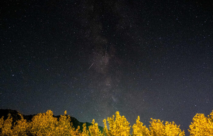 Meteoros de la Lluvia de estrellas Oriónidas cruzando la vía láctea en el área montañosa de Tannourine, Líbano, el 3 de Octubre de 2021. (IBRAHIM CHALHOUB/AFP via Getty Images)