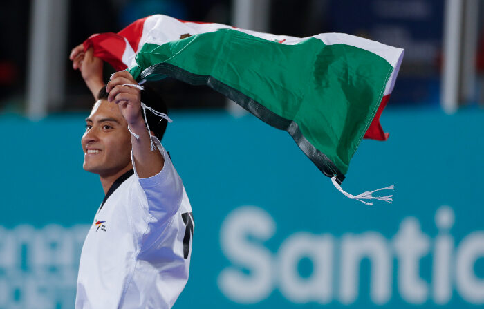 William de Jesús Arroyo celebra la obtención de la medalla de oro para México en la categoría poomsae del Taekwondo individual masculino este 22 de octubre en los Juegos Panamericanos 2023, en Santiago de Chile. (EFE/Sashenka Gutiérrez)