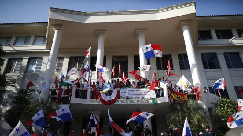 Personas celebran el 28 de noviembre de 2023 tras conocer la decisión de la Corte Suprema de Justicia de Panamá, en Ciudad de Panamá (Panamá). EFE/ Bienvenido Velasco