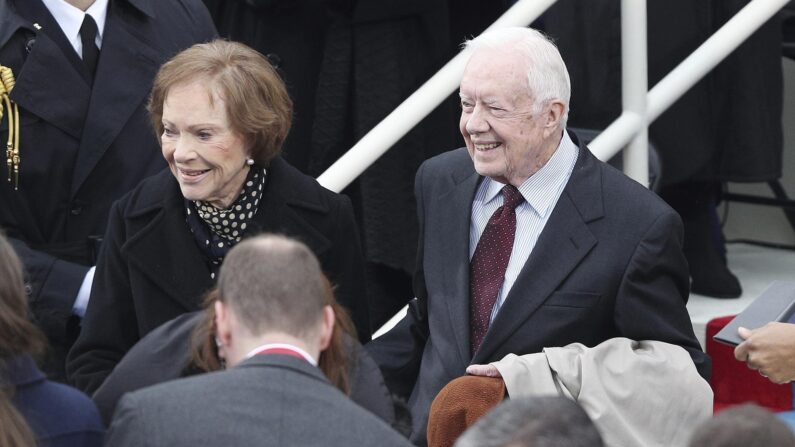 El expresidente estadounidense Jimmy Carter y su esposa Rosalyn, en una fotografía de archivo. (EFE/Justin Lane)