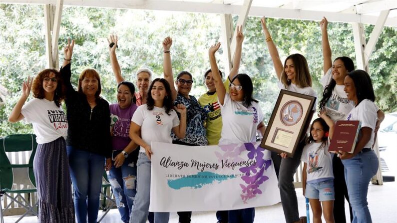 Fotografía de archivo de integrantes de la Alianza de Mujeres Viequenses (AMV) que posan durante un evento en el barrio de Río Piedras en San Juan (Puerto Rico). EFE/Thais Llorca