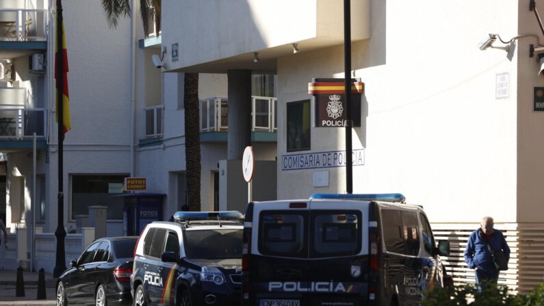 Comisaria de la localidad malagueña de Fuengirola donde la Policía Nacional ha detenido un hombre relacionado con el disparo que recibió el expolítico y analista, Alejo Vidal-Quadras, el pasado 9 de noviembre en Madrid.EFE/ Jorge Zapata