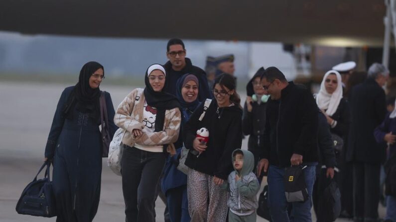 Ciudadanos hispano-palestinos llegan este jueves 16 de noviembre de 2023 a la base aérea de Torrejón, próxima a Madrid (España), en un avión del Ejército del Aire procedente del aeropuerto de El Cairo. EFE/ Kiko Huesca