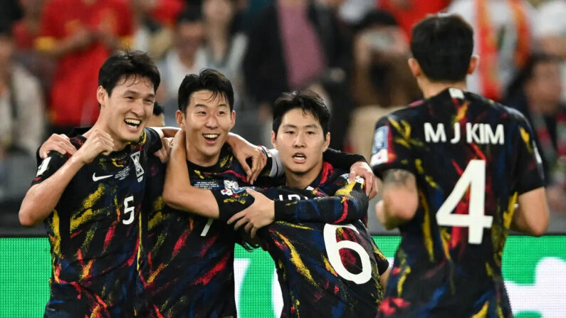 Park Yong-woo (i), Son Heung-min (2 d), Hwang In-beom (c), Lee Kang-in (2 d) y Kim Min-jae (d), de Corea del Sur, celebran un gol durante el partido de fútbol clasificatorio para la Copa Mundial de la FIFA 2026 entre China y Corea del Sur disputado en Shenzhen, en la provincia china de Guangdong, el 21 de noviembre de 2023. (AFP vía Getty Images)