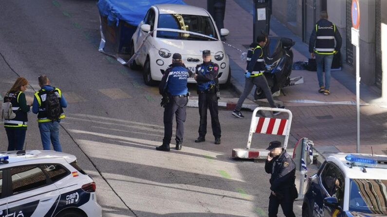 La Policía investiga en el lugar donde el político Alejo Vidal-Quadras, que fue vicepresidente del Parlamento Europeo y presidente de Partido Popular (PP) en Cataluña, recibió un disparo en la cara en la calle Núñez de Balboa de Madrid. EFE/Borja Sánchez-Trillo