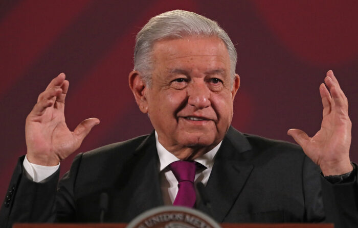 El presidente de México, Andrés Manuel López Obrador, habla este martes durante una conferencia matutina en el Palacio Nacional de Ciudad de México, México. (EFE/Mario Guzmán)