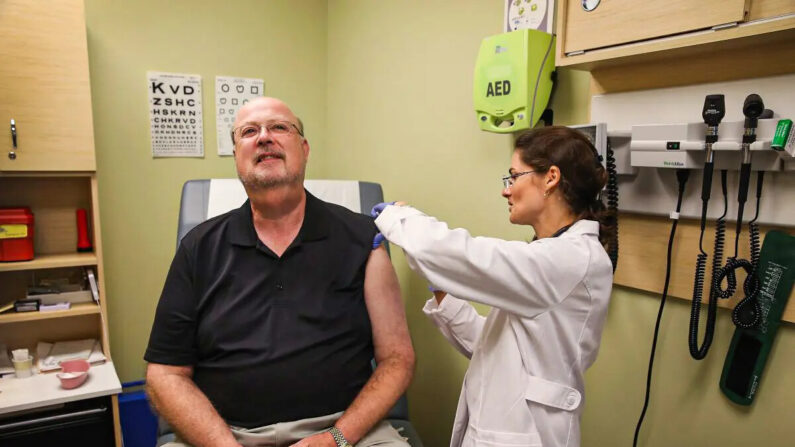 Foto de archivo de un hombre vacunándose contra la gripe. (Scott Olson/Getty Images)