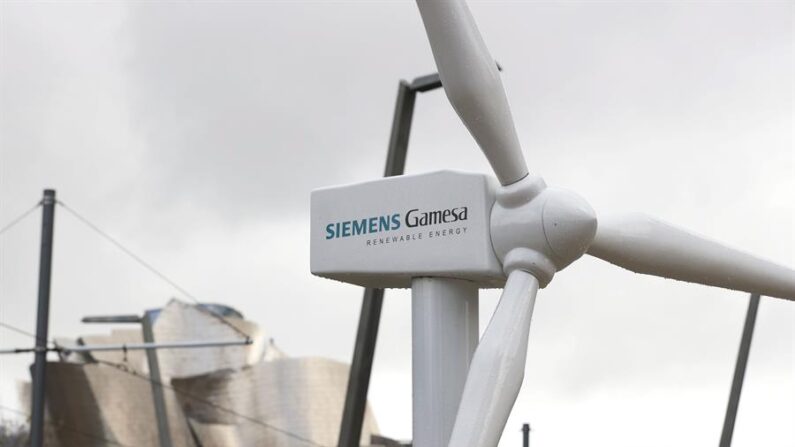 Un aerogenerador de Siemens Gamesa en Bilbao (España). EFE/Luis Tejido 