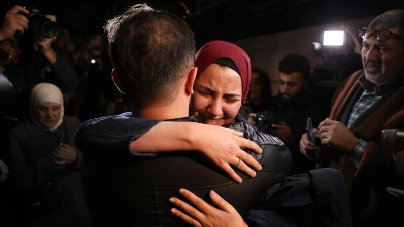 Prisioneros palestinos liberados de la cárcel militar israelí de Ofer son recibidos por familiares a su llegada a Ramala, en Cisjordania, el 30 de noviembre de 2023. EFE/EPA/Alaa Badarneh