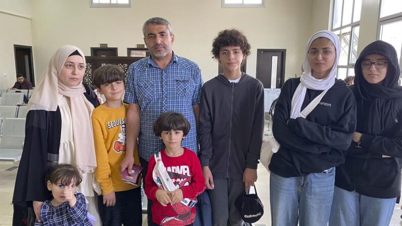 En la imagen, los miembros de una familia esperan poder salir de Gaza. EFE/ Anas Baba