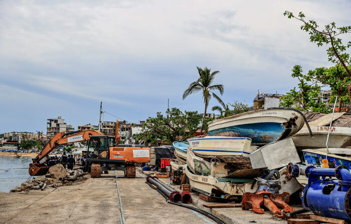 Trabajadores retiran escombros con maquinaria pesada en una zona afectada por el paso del huracán Otis en Acapulco, estado de Guerrero, México, el 24 de noviembre de 2023. (EFE/David Guzmán)