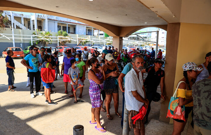 Personas hacen fila para adquirir productos en una tienda de autoservicio hoy, tras el paso del huracán Otis en el balneario de Acapulco, en el estado de Guerrero (México). EFE/David Guzmán