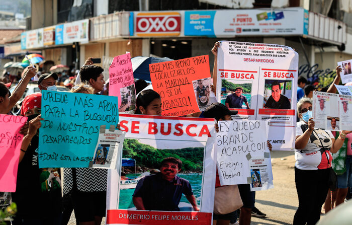 Familiares de personas desaparecidas por el paso del huracán Otis, protestan en Acapulco, en el estado de Guerrero, México, 18 de noviembre de 2023. (EFE/David Guzmán)
