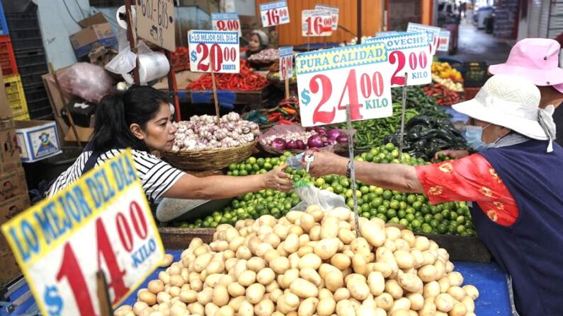 Una foto de archivo d comerciantes ofreciendo sus productos en el Mercado de Jamaica, en la Ciudad de México, México. (EFE/ Isaac Esquivel)