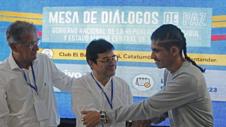 Camilo González Posso (i) con Danilo Rueda (c) y Andrey Avendaño (d) en octubre de 2023. EFE/ Mario Caicedo