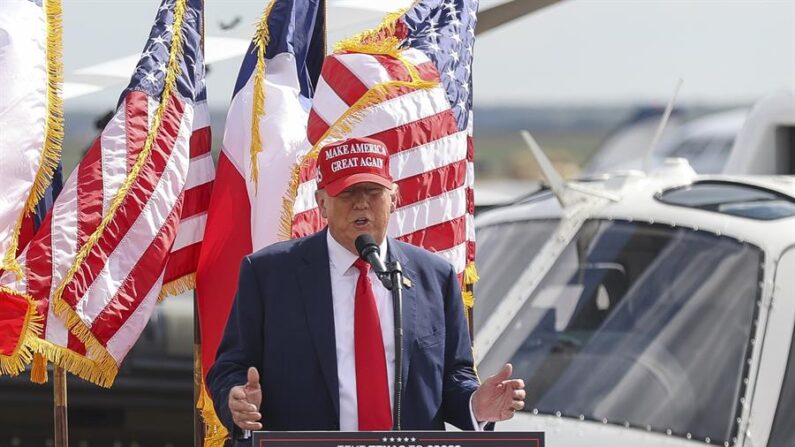 El expresidente de EE.UU. Donald Trump habla durante un discurso en el Aeropuerto Internacional del Sur de Texas en Edinburg, Texas, este 19 de noviembre de 2023. EFE/ Adam Davis