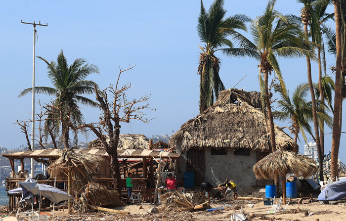 Personas permanecen en una de las zonas afectadas por el paso del huracán Otis, el 1 de noviembre de 2023, en Acapulco, en el estado de Guerrero, México. (EFE/David Guzmán)
