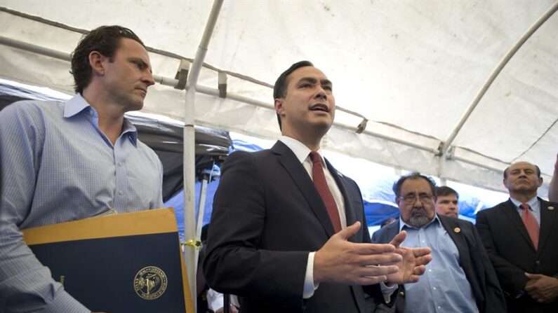 Foto de archivo del congresista de los Estados Unidos, Joaquín Castro (centro). (EFE/David Maung)