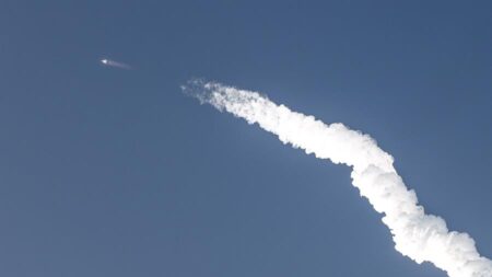 El enorme cohete Starship de SpaceX despega con éxito, pero vuelve a explotar
