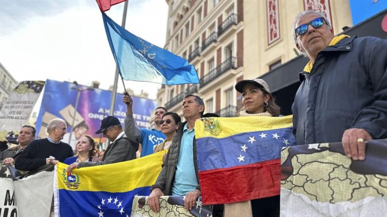 Manifestantes venezolanos defendiendo el derecho al voto en el exterior en la Plaza del Callao en Madrid (España) el 26 de noviembre de 2023. EFE/ Ana Báez