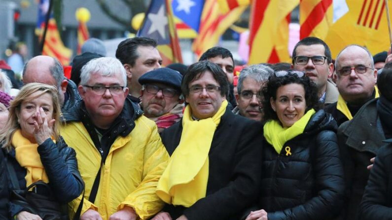 El expresidente de la Generalitat Carles Puigdemont (c) y la secretaria general de ERC (3d), Marta Rovira, en una imagen de archivo. EFE/ Stephanie Lecocq
