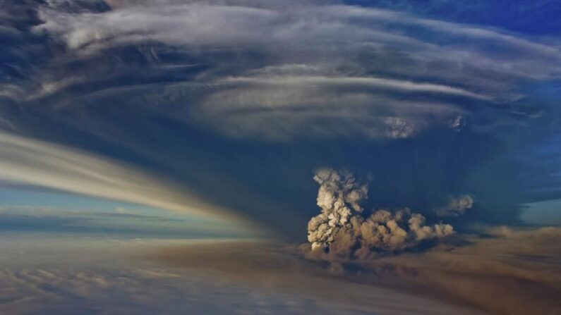 Imagen de archivo que muestra la erupción de un volcán en Islandia. EFE/Egill Adalsteinsson