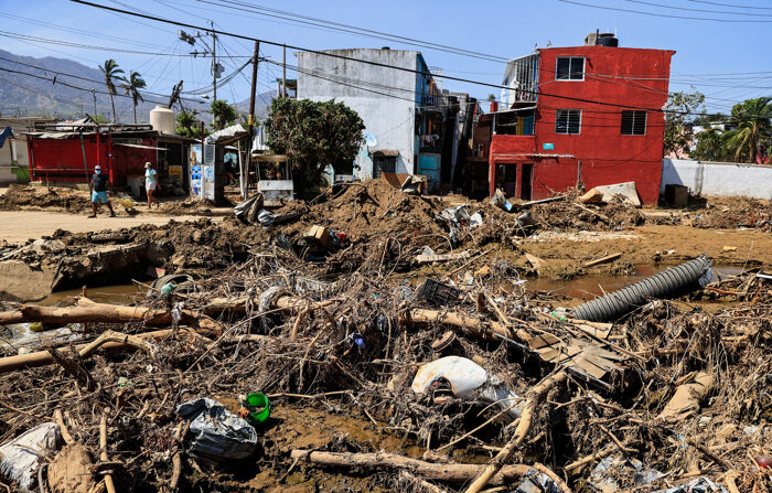 Fotografía de una zona afectada tras el paso del huracán Otis, este lunes en Acapulco, en el estado de Guerrero, México. (EFE/David Guzmán)