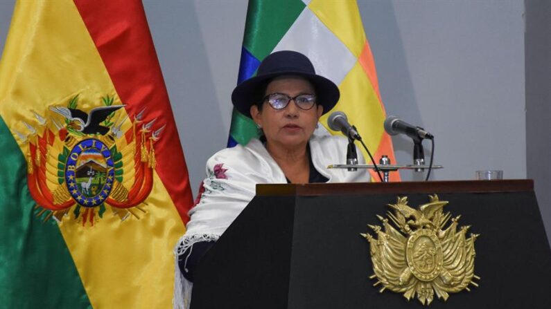 La canciller colombiana Celinda Sosa (d) habla el 27 de noviembre de 2023, en casa grande, en La Paz (Bolivia). EFE/Stringer