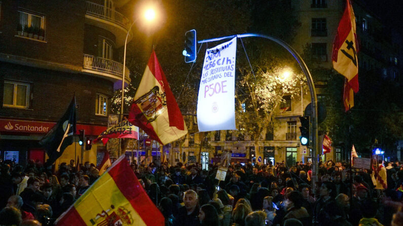 Nueva manifestación contra la amnistía celebrada este martes frente a la sede del PSOE en la calle Ferraz, en Madrid. (EFE/Borja Sánchez-Trillo.)