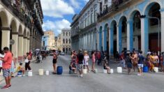 Varios cubanos protestan en La Habana ante la escasez de agua potable