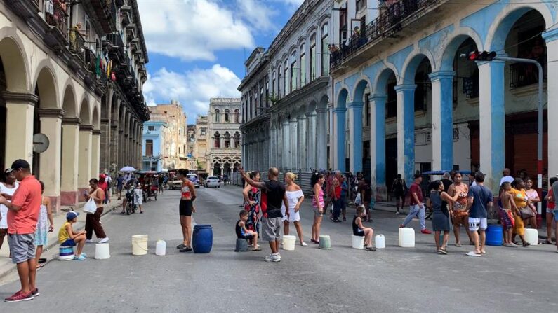 Varias personas cierran una calle de La Habana Vieja para protestar tras varios días sin agua potable en sus casas, un problema que sufren otras localidades de Cuba por la sequía y las averías en la anticuada red de suministro, el 11 de noviembre de 2023 en La Habana (Cuba). EFE/ Felipe Borrego