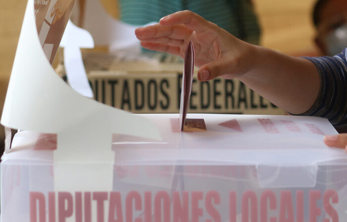 Fotografía de archivo que muestra una mujer emitiendo su voto en una casilla de la ciudad de Pachuca estado de Hidalgo, México. (EFE/ Daniel Martínez Pelcastre)