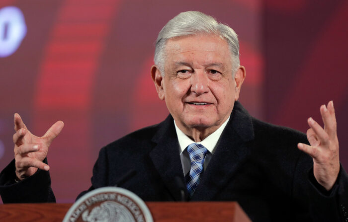 El presidente de México Andrés Manuel López Obrador habla durante una conferencia de prensa matutina este miércoles, en el Palacio Nacional en Ciudad de México, México, 1° de Noviembre de 2023. (EFE/Isaac Esquivel)