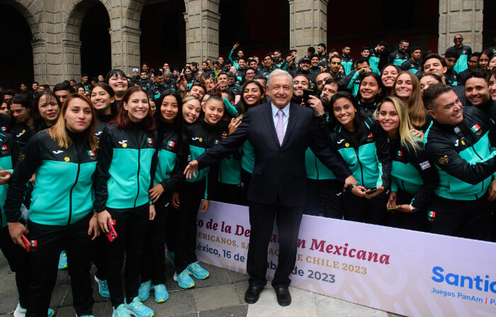 Fotografía de archivo del 16 de octubre 2023, con el presidente Andrés Manuel López Obrador (c) y deportistas de la delegación mexicana que participarían en los Juegos Panamericanos 2023, en Palacio Nacional, Ciudad de México. (EFE/Presidencia de México)