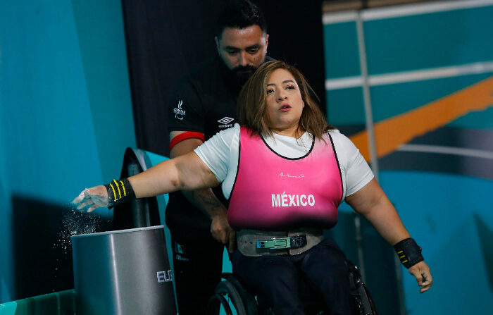La atleta mexicana Amalia Pérez en la competencia final de levantamiento de pesas 67kg femenino, durante los Juegos Parapanamericanos 2023 en Santiago (Chile). (EFE/ Esteban Garay)