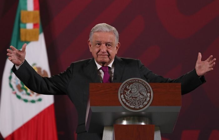 El presidente de México, Andrés Manuel López Obrador, habla durante su conferencia matutina en el Palacio Nacional de Ciudad de México, México, el 21 de noviembre de 2023. (EFE/Mario Guzmán)