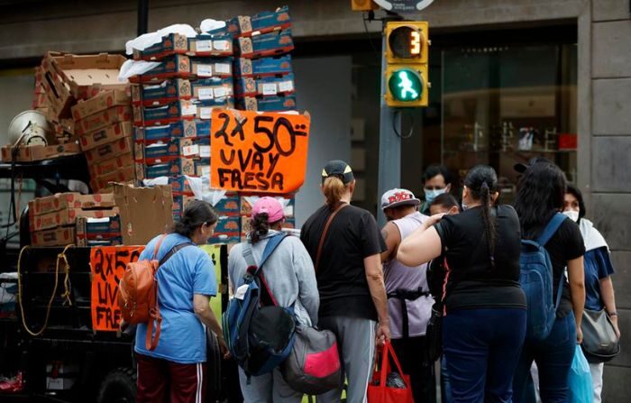 Compradores y transeúntes recorren el centro de la Ciudad de México. (Fotografía de archivo. EFE/José Méndez)