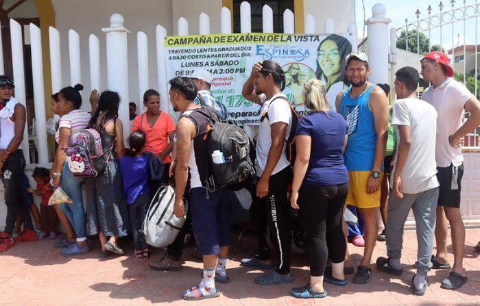Un grupo de migrantes hace fila para recibir alimentos, en Tapachula, Chiapas, México, el 23 de noviembre de 2023. (EFE/Juan Manuel Blanco
